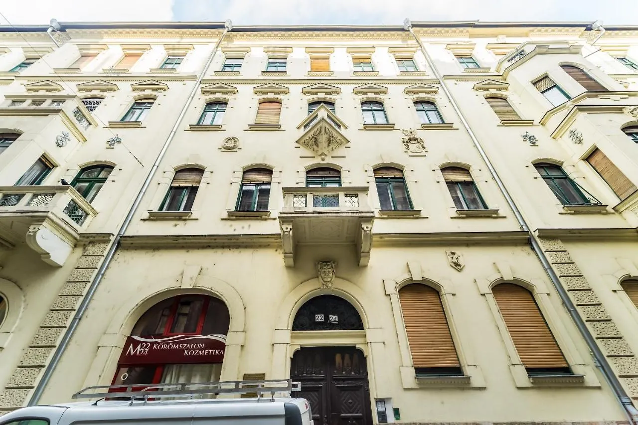 Hip Loft Style Home Near Vaci Street 부다페스트 0*,  헝가리